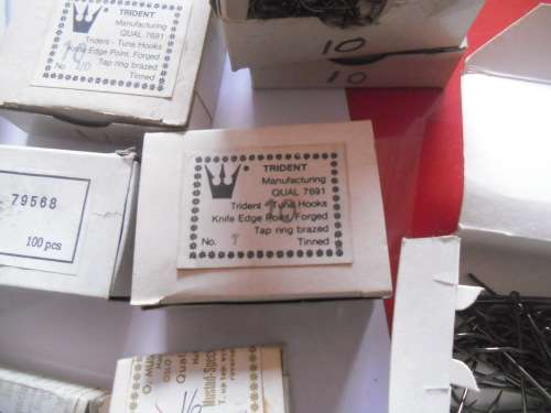 APPROXIMATELY 1500 SMALL MUSTAD AND TRIDENT FISHING HOOKS (NEVER BEEN USED)